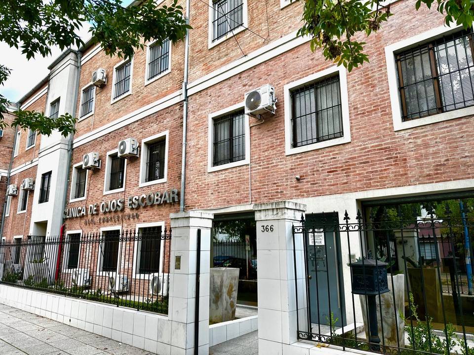 Fachada de la Clínica de Ojos Escobar